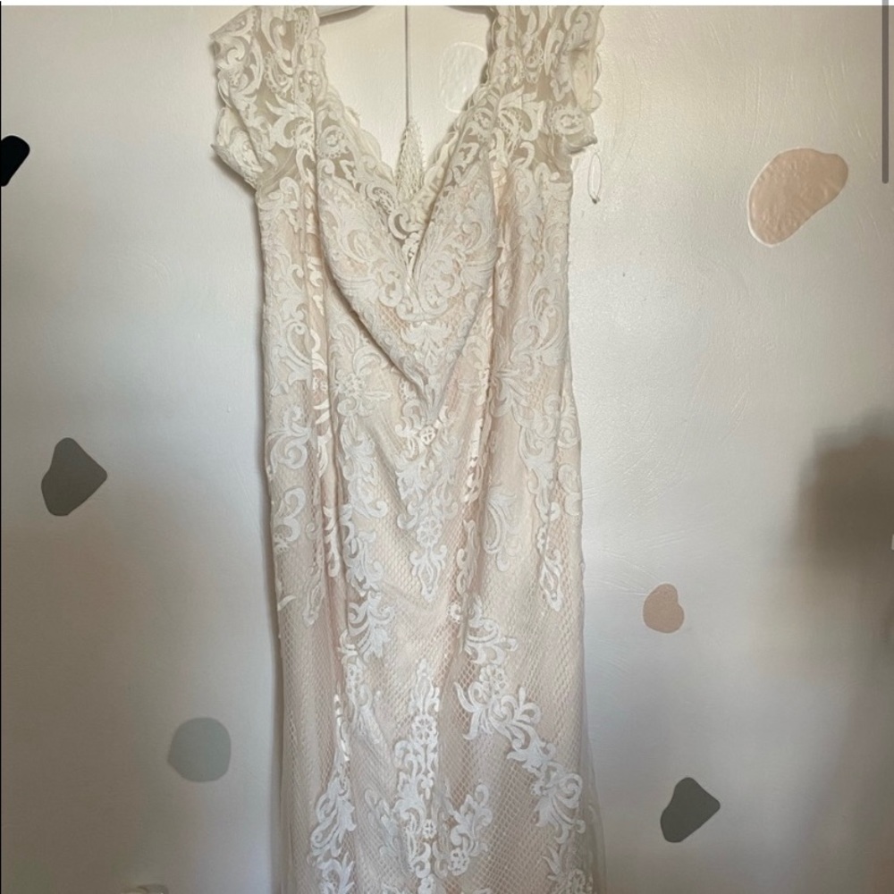 Size 20W NEVER WORN David’s Bridal Ivory Lace Wedding Dress